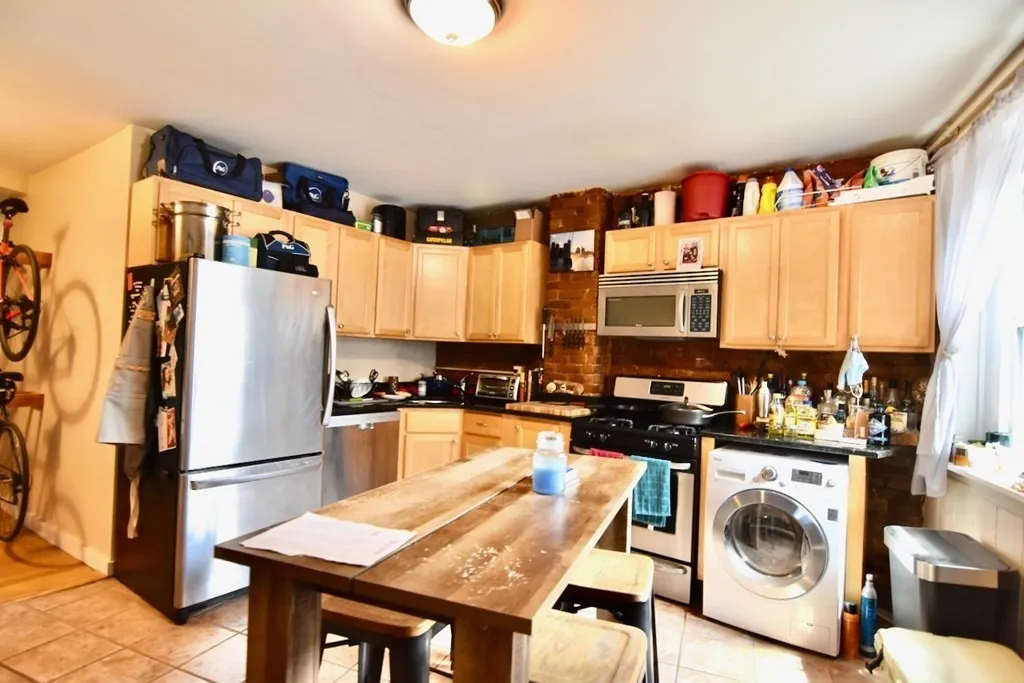 1 bed, 1 bath apartment for rent at 17 Savin Hill Ave Unit 1, Dorchester — photo 1 of 13