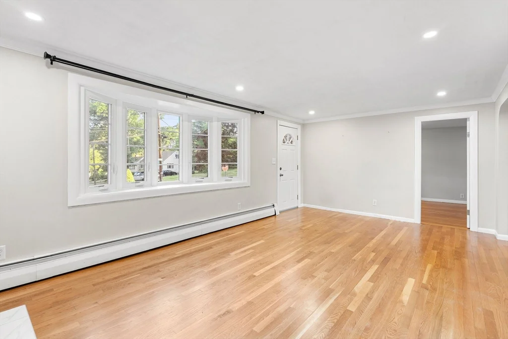 3 bed, 2 bath apartment for rent at 17 Scott Ave, Burlington — photo 5 of 38