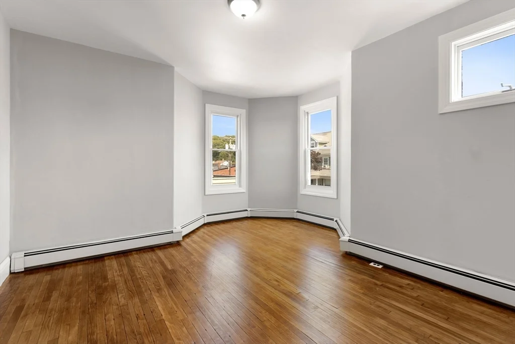 6 bed, 4+ bath apartment for rent at 17 Shirley St Unit 17, Quincy — photo 6 of 18