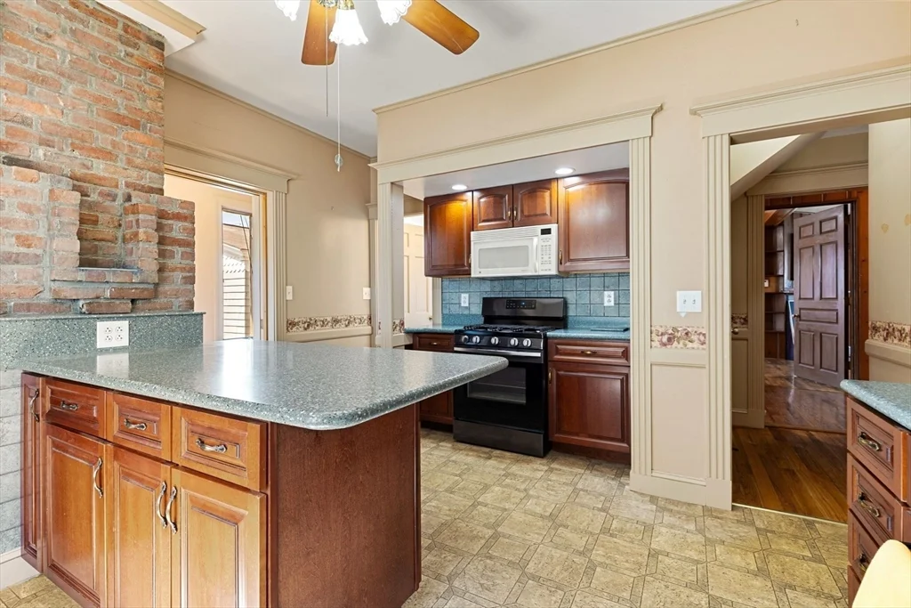 6 bed, 4+ bath apartment for rent at 17 Shirley St Unit 17, Quincy — photo 2 of 18