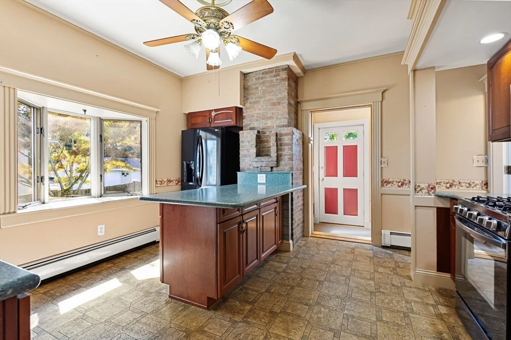 6 bed, 4+ bath apartment for rent at 17 Shirley St Unit 17, Quincy — photo 3 of 18