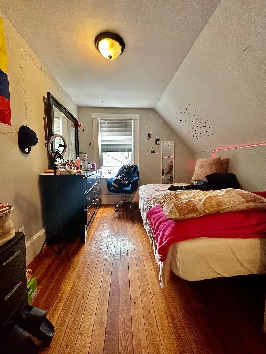 5 bed, 2 bath apartment for rent at 17 Stratton Ter Unit 2, Banks Square — photo 6 of 10