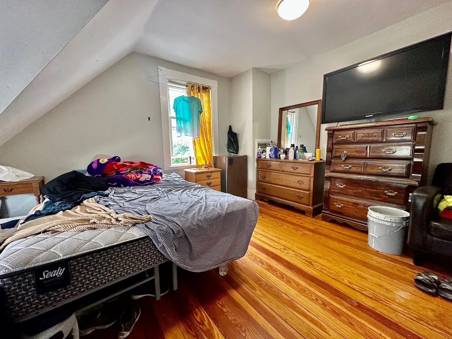 5 bed, 2 bath apartment for rent at 17 Stratton Ter Unit 2, Banks Square — photo 4 of 10