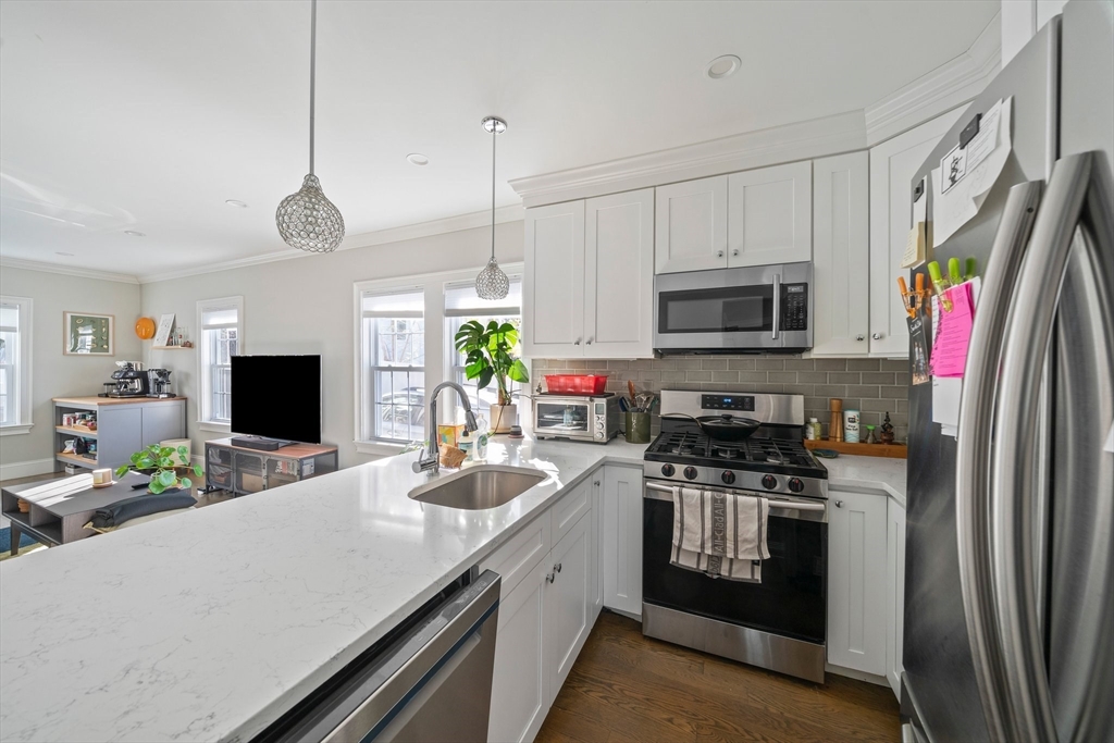 3 bed, 2 bath apartment for rent at 17 Taft St Unit 17, Quincy — photo 3 of 9