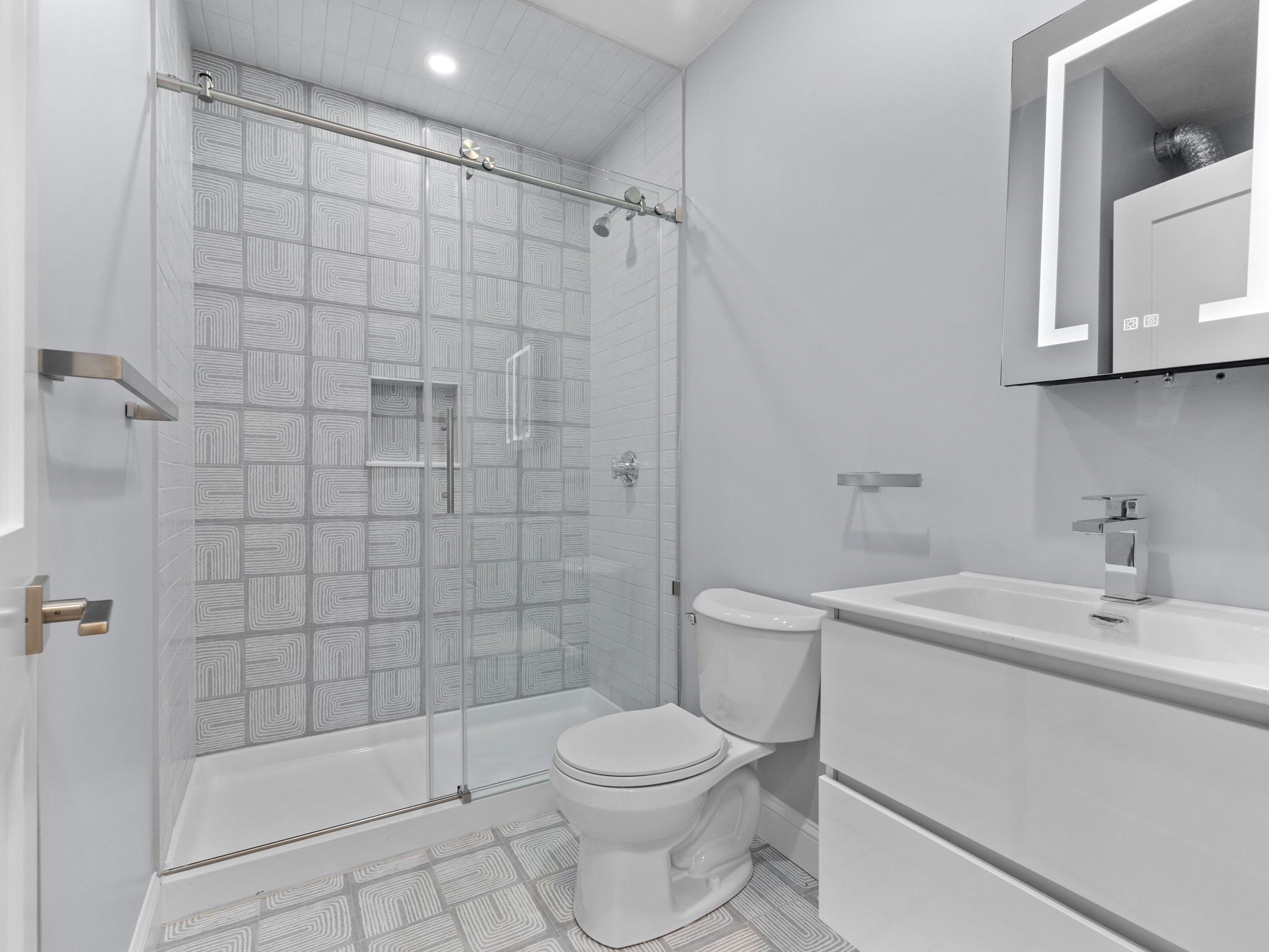 6 bed, 3 bath apartment for rent at 17 Tesla Ave Unit 2, Medford — photo 4 of 9