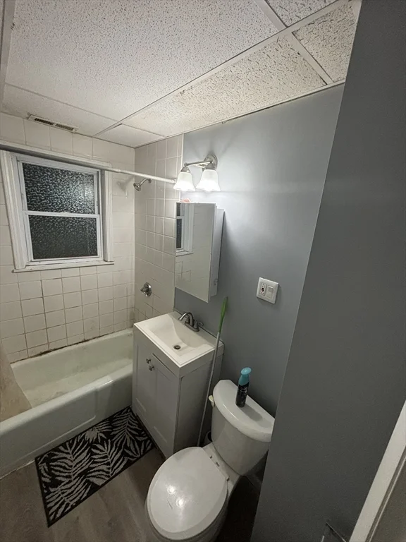 4 bed, 1 bath apartment for rent at 17 Wachusett Unit 2, Worcester — photo 3 of 11