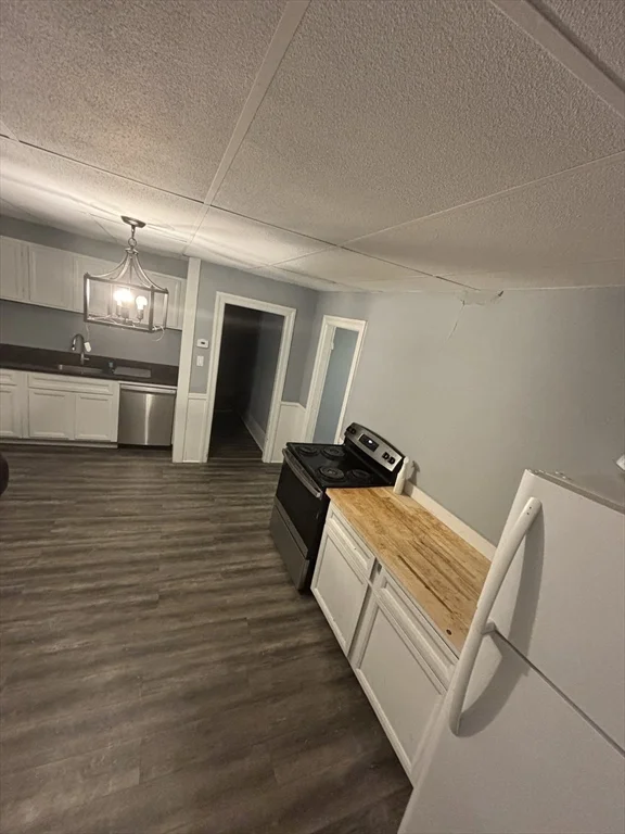 4 bed, 1 bath apartment for rent at 17 Wachusett Unit 2, Worcester — photo 2 of 11