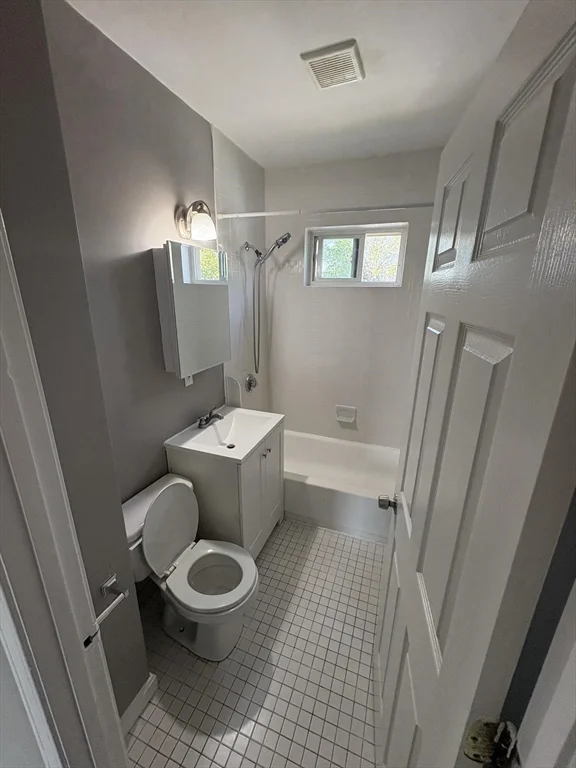 3 bed, 1 bath apartment for rent at 17 Yuill Circle Unit 3, Hyde Park — photo 10 of 11