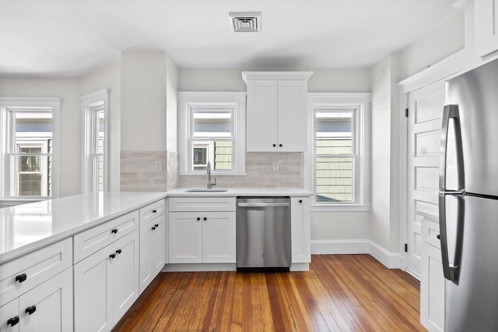 6 bed, 3 bath apartment for rent at 170 Calumet St Unit 2, Mission Hill