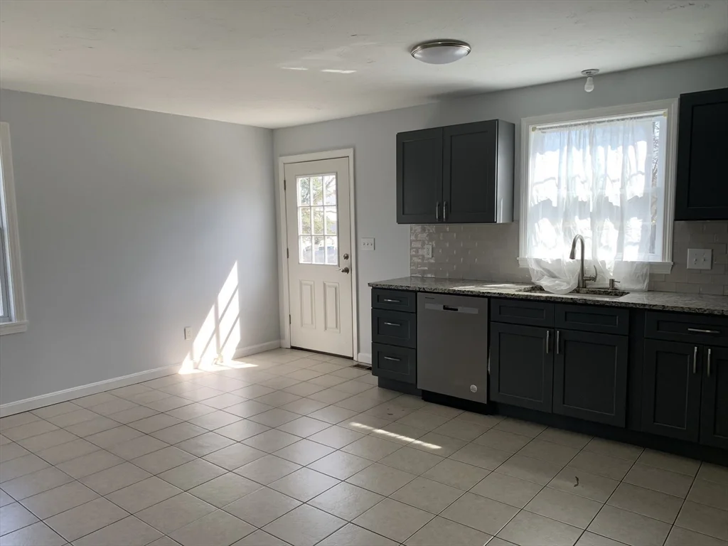 3 bed, 1 bath apartment for rent at 170 Lawrence St Unit 1, Fall River — photo 2 of 12