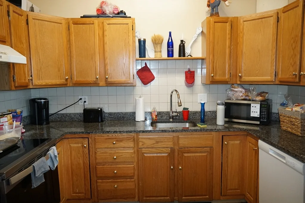 3 bed, 1 bath apartment for rent at 170 Middleboro Ave Unit 1, Taunton — photo 3 of 19