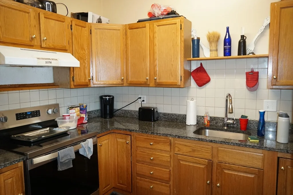 3 bed, 1 bath apartment for rent at 170 Middleboro Ave Unit 1, Taunton — photo 4 of 19