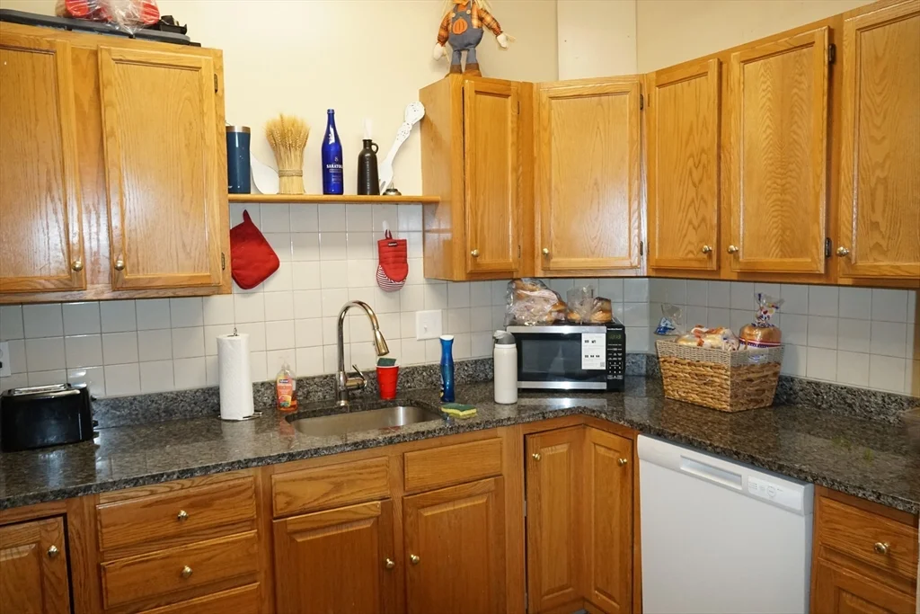 3 bed, 1 bath apartment for rent at 170 Middleboro Ave Unit 1, Taunton — photo 5 of 19