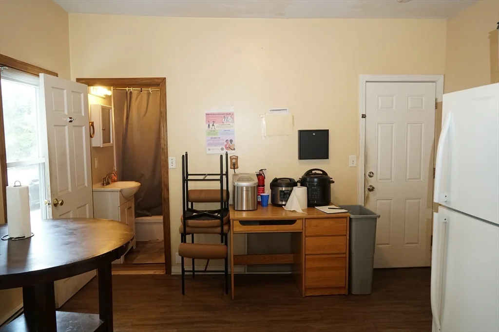 3 bed, 1 bath apartment for rent at 170 Middleboro Ave Unit 1, Taunton — photo 9 of 19