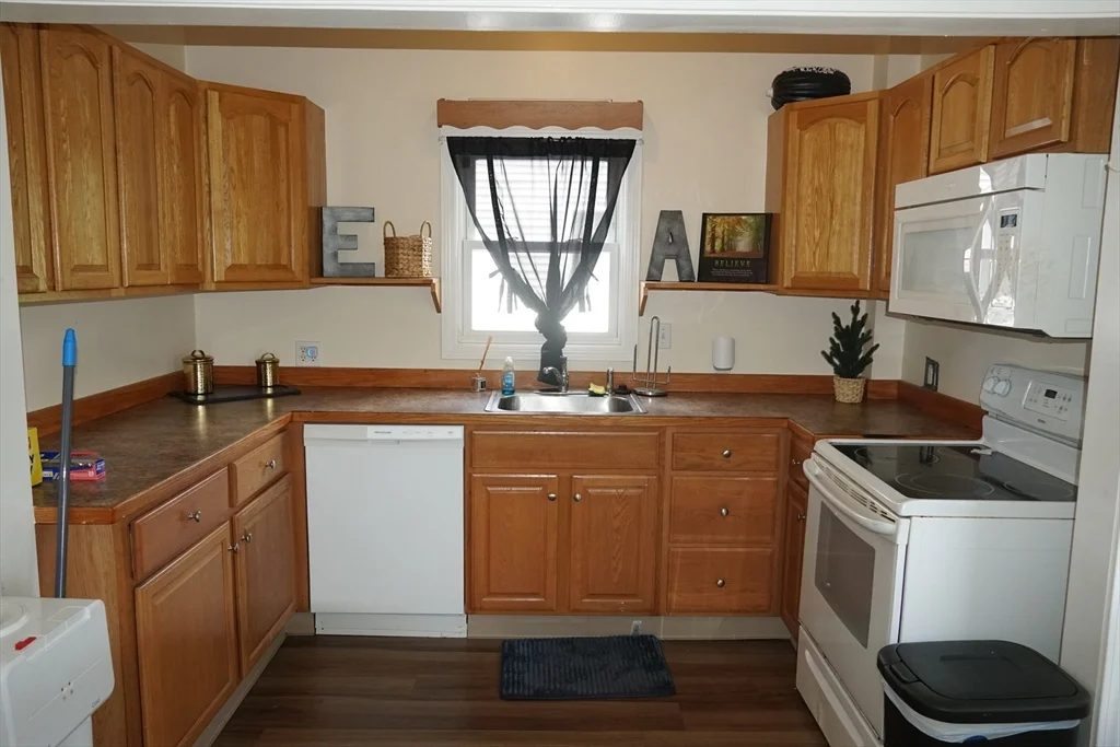3 bed, 1 bath apartment for rent at 170 Middleboro Ave Unit 2, Taunton — photo 3 of 17