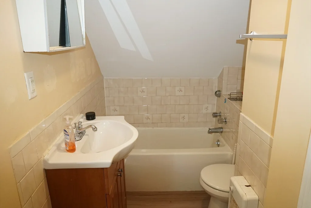 2 bed, 1 bath apartment for rent at 170 Middleboro Ave Unit 3, Taunton — photo 13 of 16
