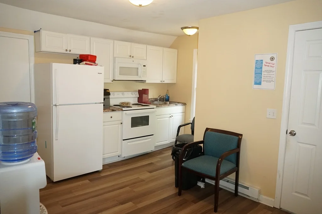2 bed, 1 bath apartment for rent at 170 Middleboro Ave Unit 3, Taunton — photo 4 of 16