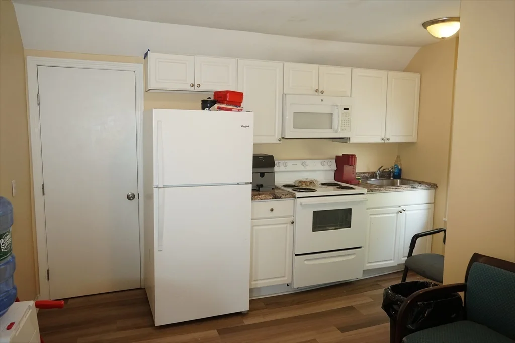 2 bed, 1 bath apartment for rent at 170 Middleboro Ave Unit 3, Taunton — photo 3 of 16