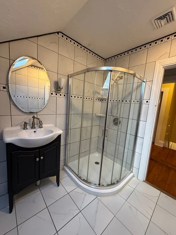 3 bed, 2 bath apartment for rent at 170 Neck St Unit 1, North Weymouth — photo 11 of 18
