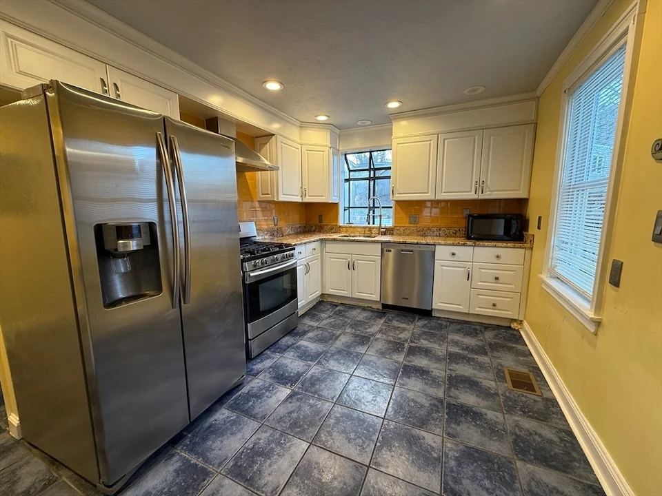 3 bed, 2 bath apartment for rent at 170 Neck St Unit 1, North Weymouth — photo 5 of 18