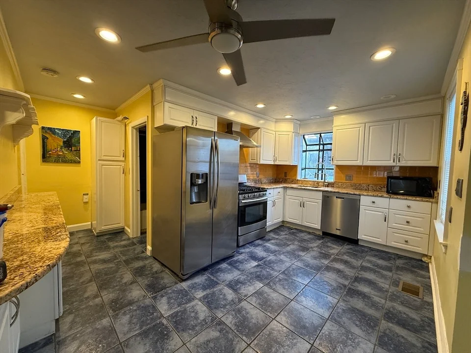 3 bed, 2 bath apartment for rent at 170 Neck St Unit 1, North Weymouth — photo 4 of 18