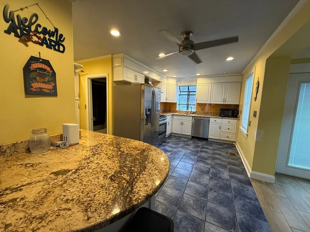 3 bed, 2 bath apartment for rent at 170 Neck St Unit 1, North Weymouth — photo 6 of 18