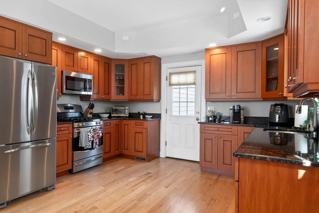 3 bed, 2 bath apartment for rent at 170 W 3rd St Unit 1, South Boston — photo 4 of 28