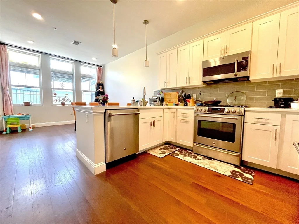 2 bed, 2 bath apartment for rent at 170 W Broadway Unit 405, South Boston — photo 3 of 6