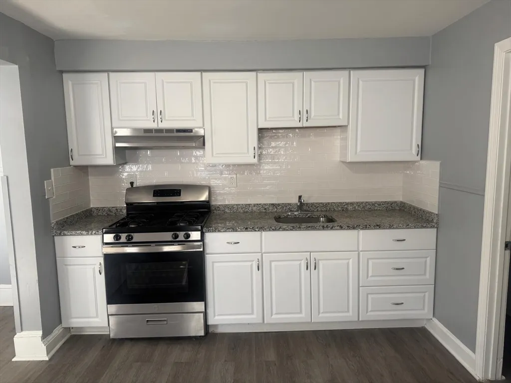 2 bed, 1 bath apartment for rent at 170 Warren Ct Unit 1, Lowell — photo 3 of 5