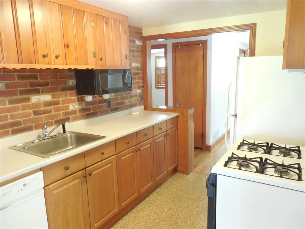3 bed, 1 bath apartment for rent at 1701 Trapelo Rd Unit 1, Waltham — photo 6 of 18