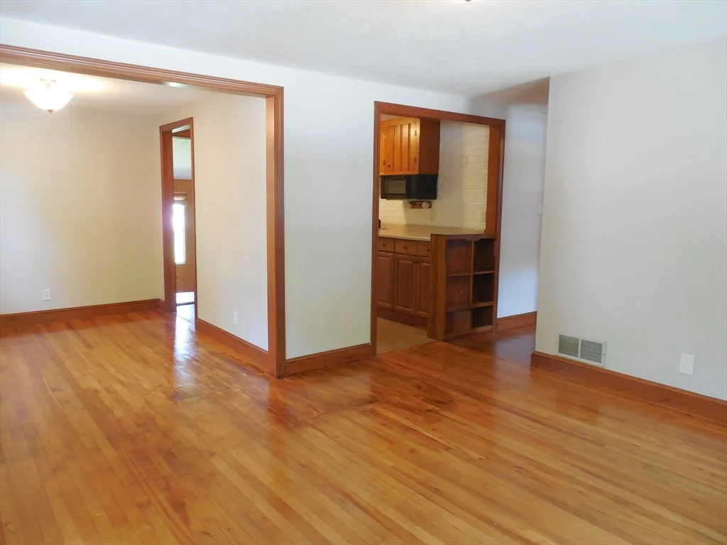 3 bed, 1 bath apartment for rent at 1701 Trapelo Rd Unit 1, Waltham — photo 5 of 18