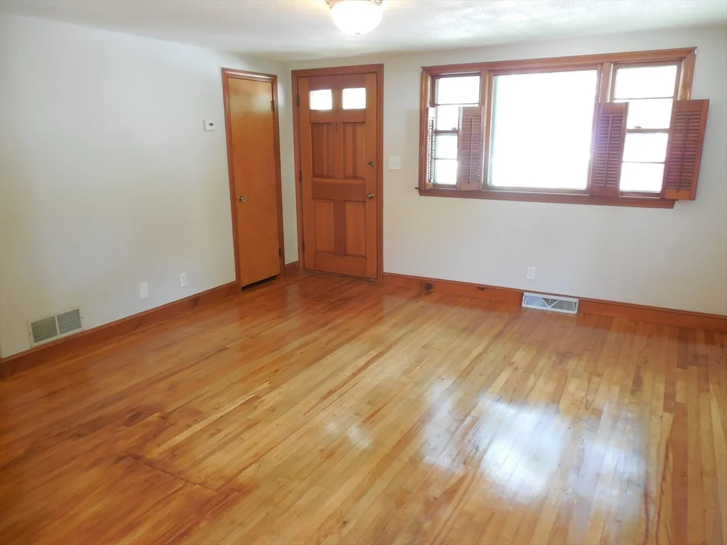 3 bed, 1 bath apartment for rent at 1701 Trapelo Rd Unit 1, Waltham — photo 3 of 18
