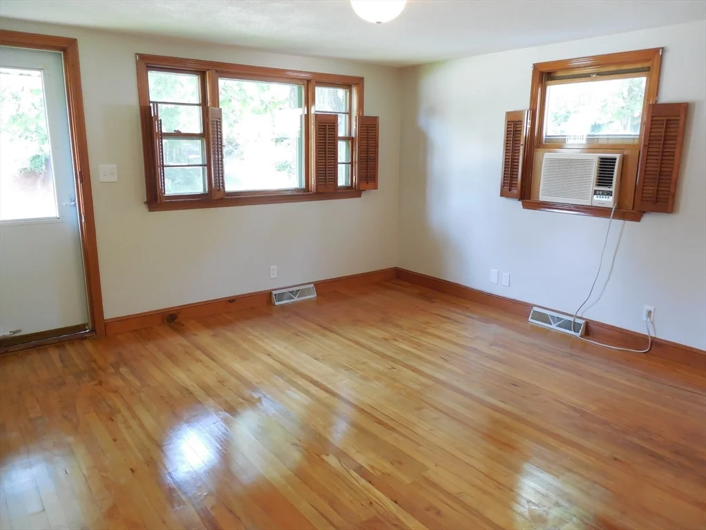 3 bed, 1 bath apartment for rent at 1701 Trapelo Rd Unit 1, Waltham — photo 4 of 18
