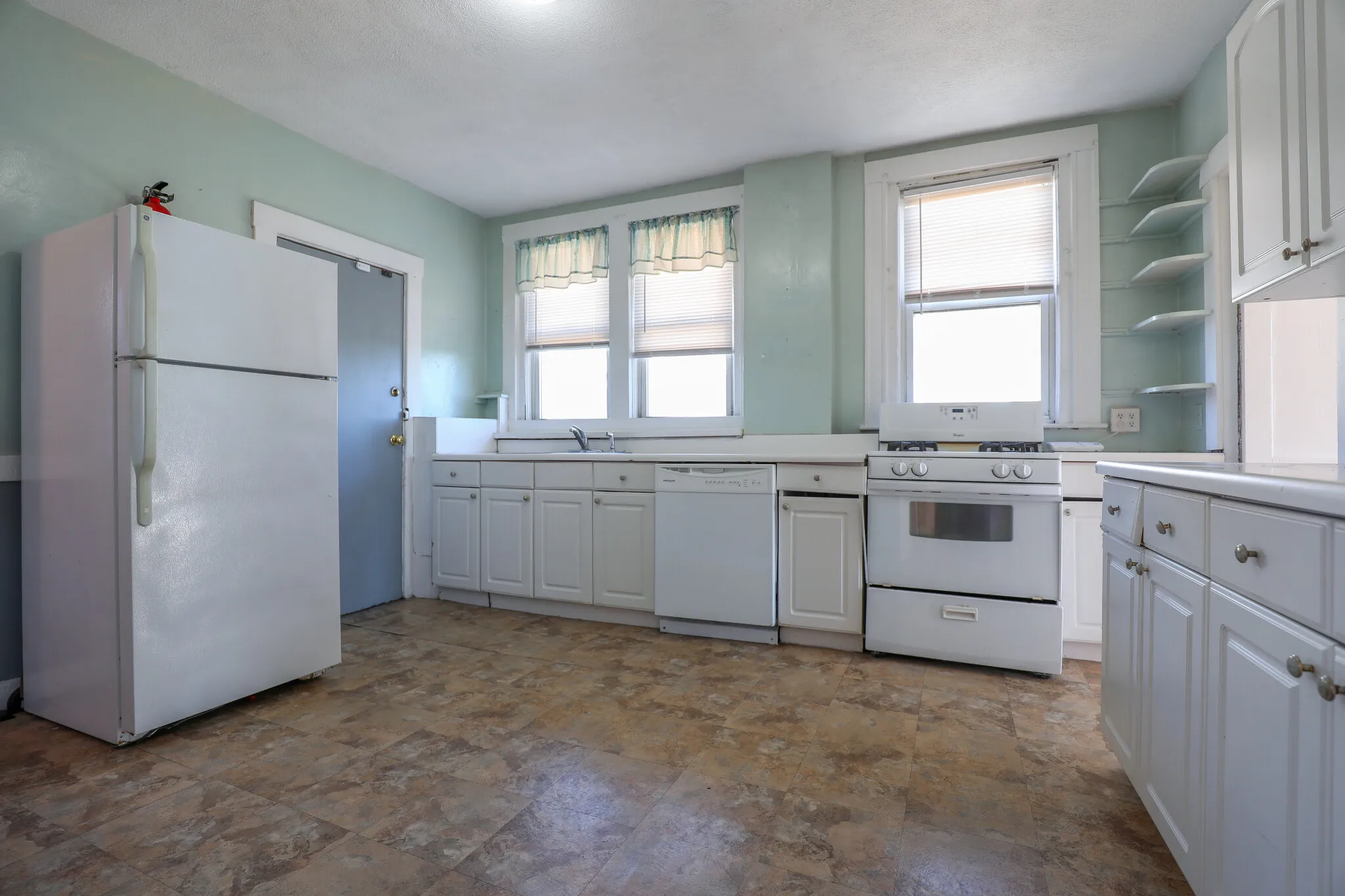 4 bed, 1.5 bath apartment for rent at 1705 Commonwealth Ave Unit 6, Brighton — photo 3 of 11