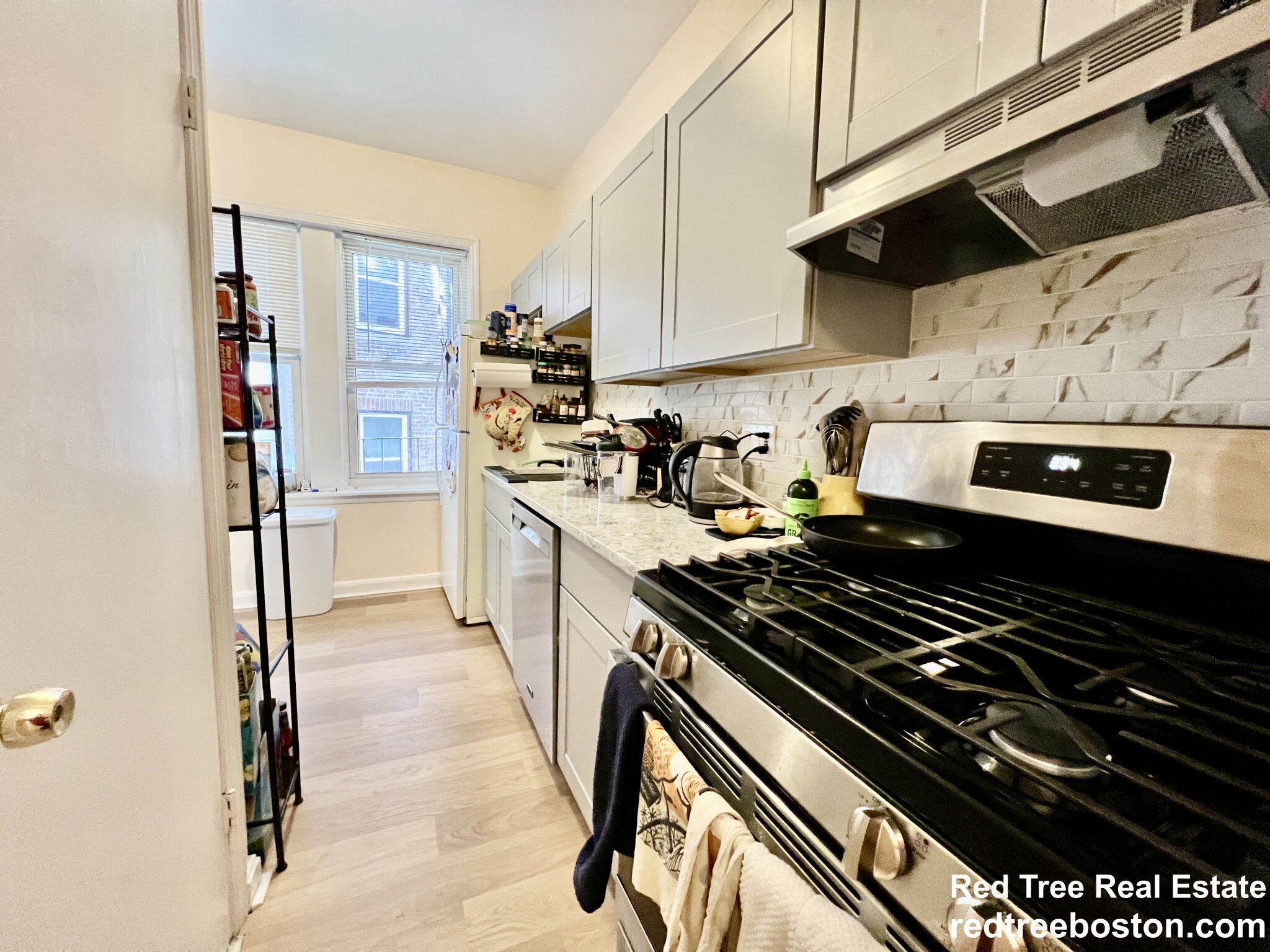 3 bed, 1.5 bath apartment for rent at 1706 Commonwealth Ave Unit 14, Brighton — photo 4 of 9