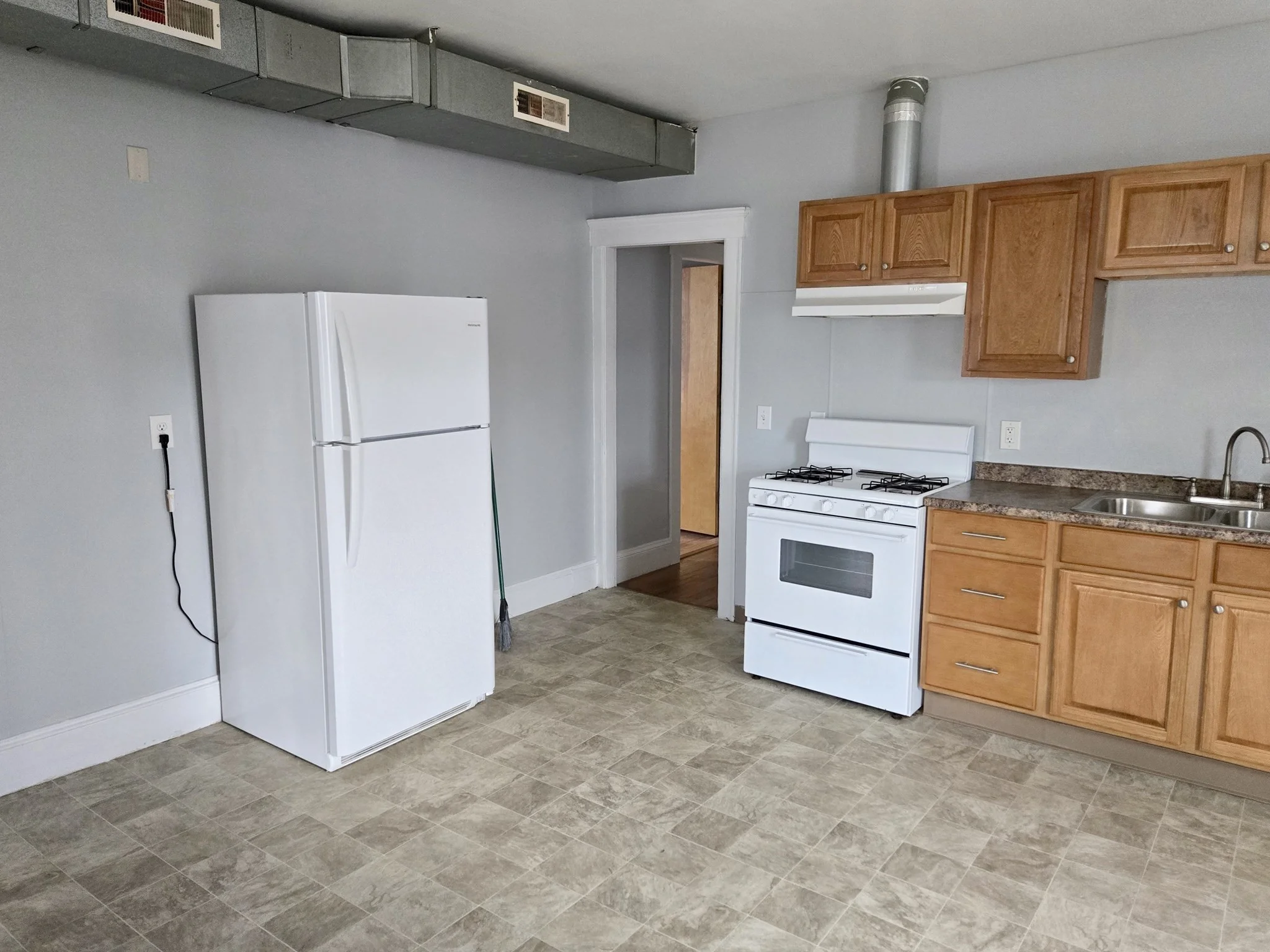 3 bed, 1 bath apartment for rent at 171 Mechanic St Unit 3F, Southbridge — photo 4 of 12