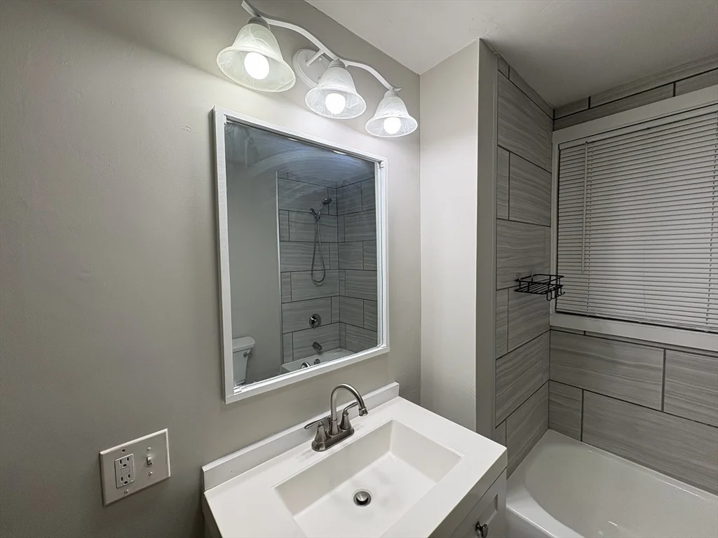3 bed, 1 bath apartment for rent at 171 Pleasant St Unit 2, Attleboro — photo 3 of 23