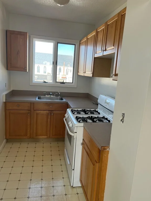 3 bed, 1 bath apartment for rent at 171 Tinkham St Unit 3, New Bedford — photo 2 of 12
