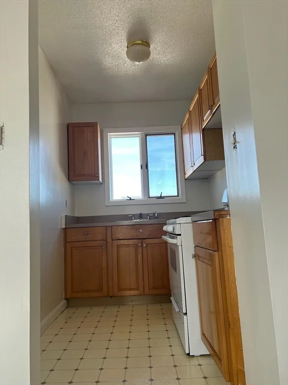 3 bed, 1 bath apartment for rent at 171 Tinkham St Unit 3, New Bedford — photo 3 of 12