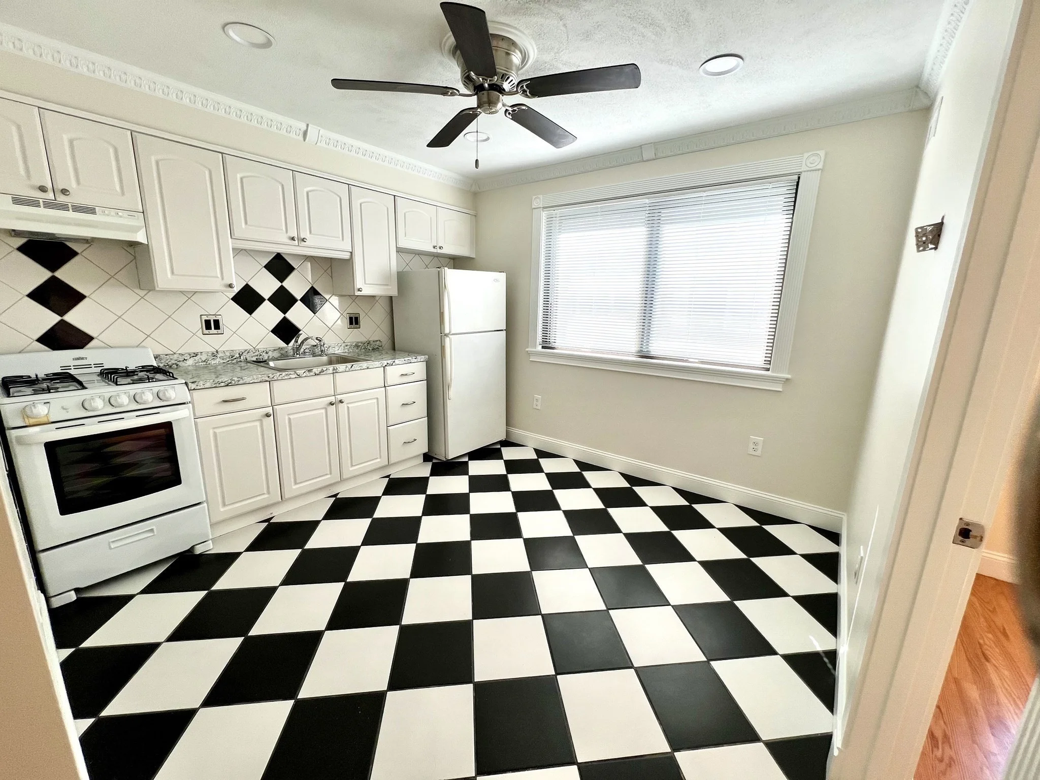 2 bed, 1 bath apartment for rent at 171 W 6th St Unit 2, South Boston — photo 2 of 17