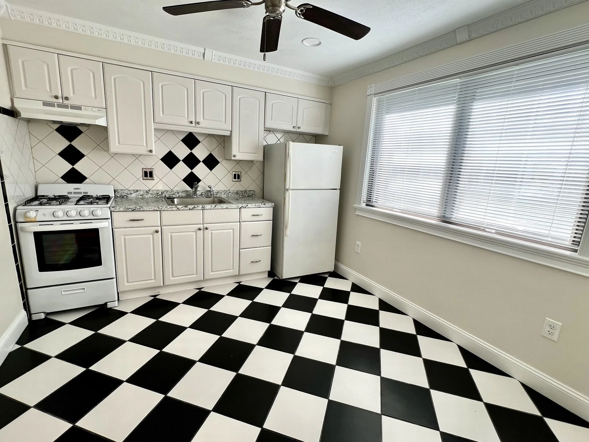 2 bed, 1 bath apartment for rent at 171 W 6th St Unit 2, South Boston — photo 3 of 17