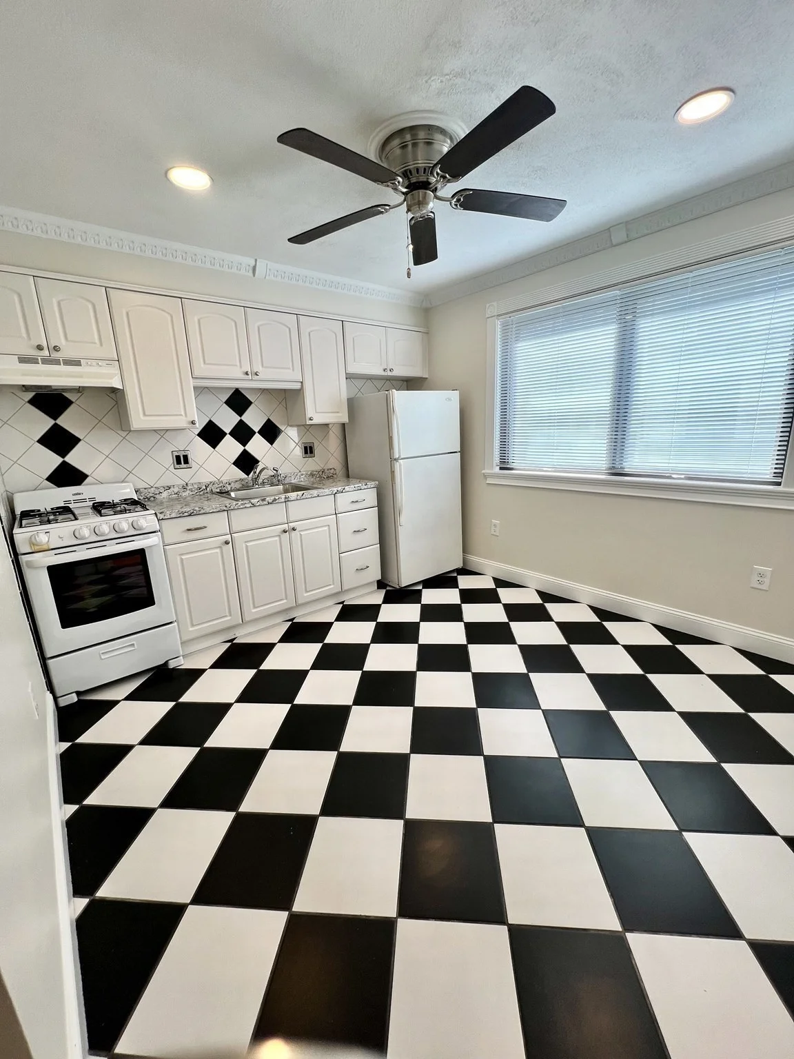 2 bed, 1 bath apartment for rent at 171 W 6th St Unit 2, South Boston — photo 4 of 17