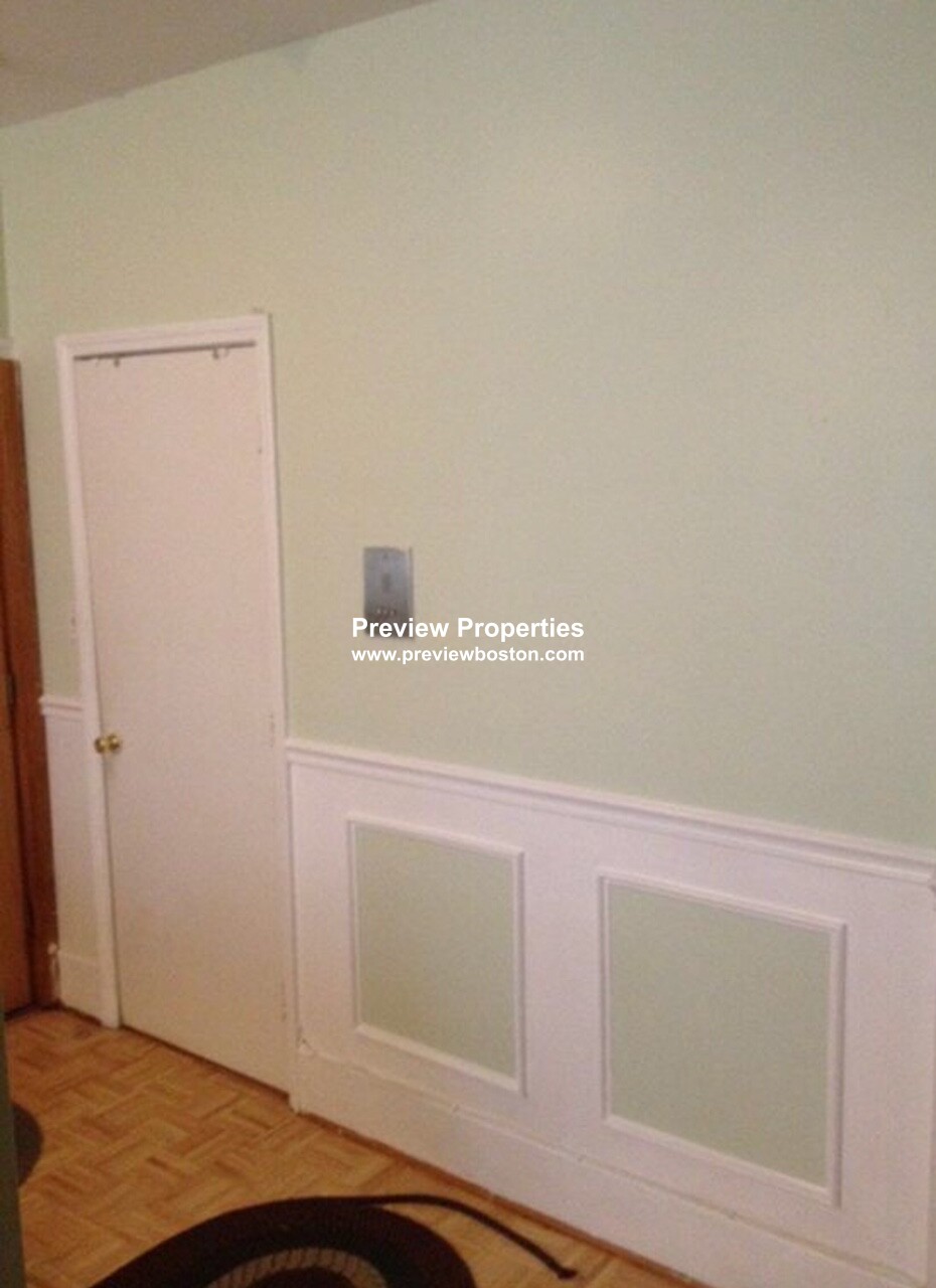 3 bed, 1 bath apartment for rent at 1710 Commonwealth Ave Unit 1P, Brighton — photo 2 of 12