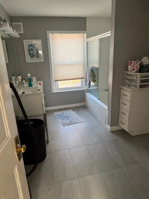 3 bed, 2 bath apartment for rent at 1714 Beacon St Unit 2, Brookline — photo 9 of 12