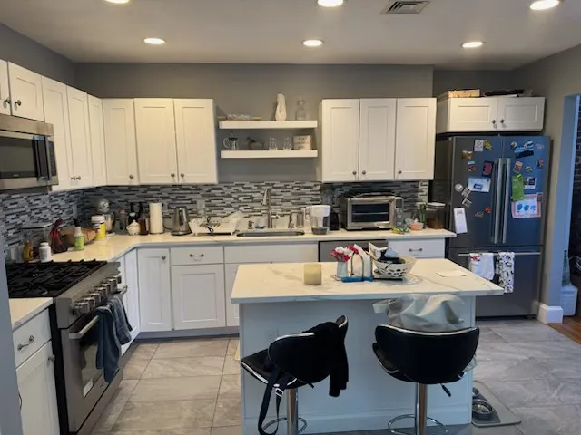 3 bed, 2 bath apartment for rent at 1714 Beacon St Unit 2, Brookline — photo 1 of 12