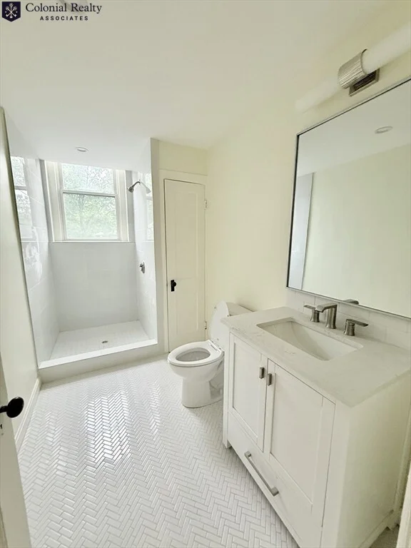 5 bed, 3 bath apartment for rent at 1716 Beacon St Unit 1726, Beaconsfield — photo 4 of 20
