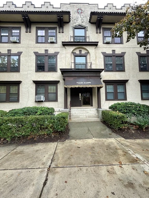 2 bed, 1 bath apartment for rent at 1718 Commonwealth Ave Unit 1, Boston — photo 1 of 22