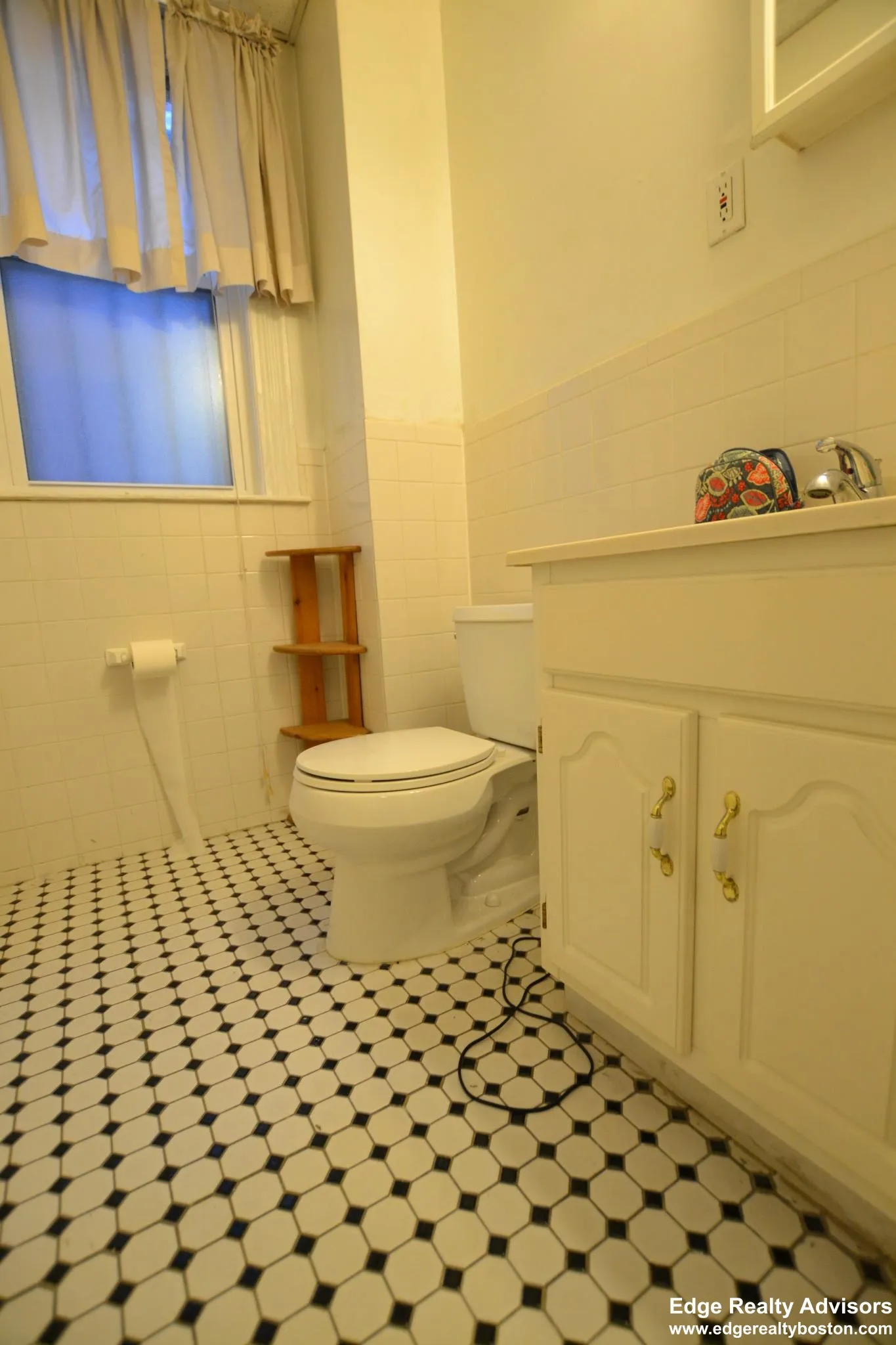 3 bed, 1.5 bath apartment for rent at 1719 Commonwealth Ave Unit 2, Brighton — photo 8 of 9