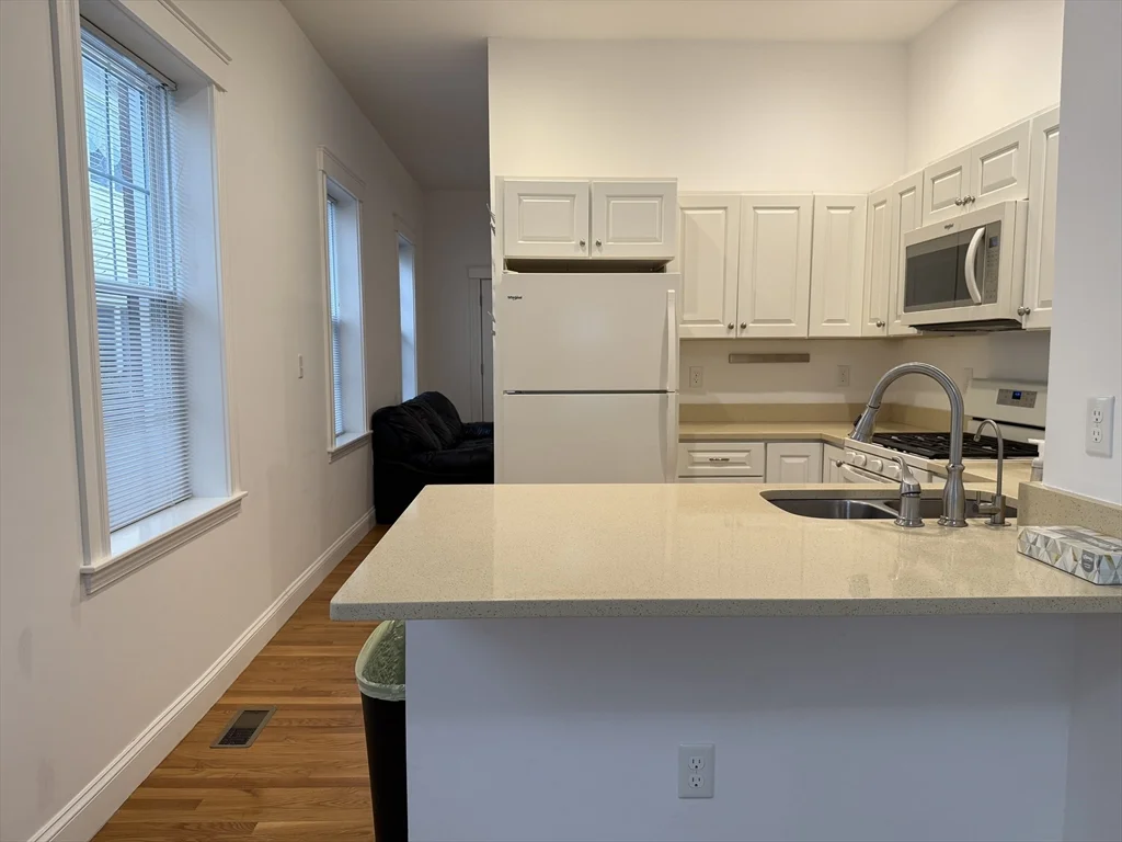 1 bed, 1 bath apartment for rent at 172 Auburn St Unit 2, Cambridgeport