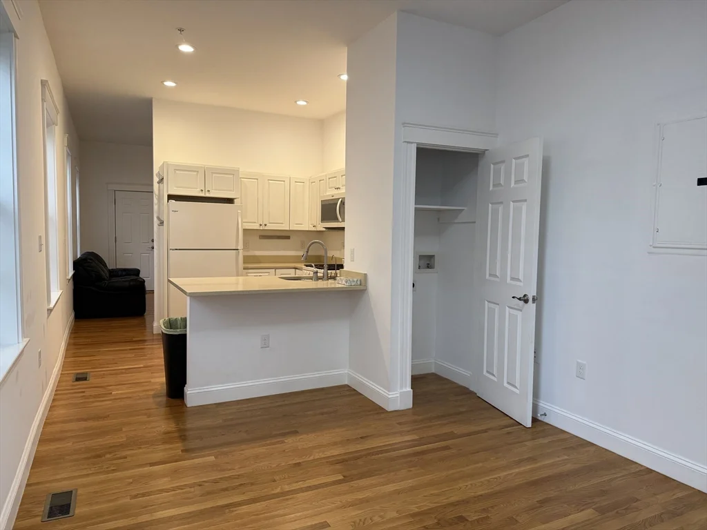 1 bed, 1 bath apartment for rent at 172 Auburn St Unit 2, Cambridgeport — photo 2 of 23